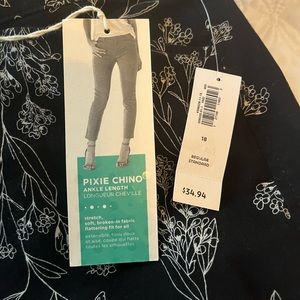 NWT Old Navy ankle length pixie pants in black with a white floral print